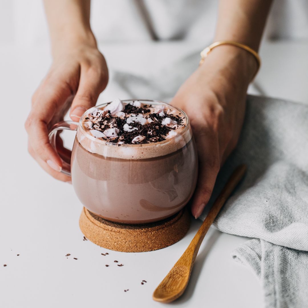 Plongez dans l'onctuosité réconfortante du Chocolat Chaud Protéiné Vegan