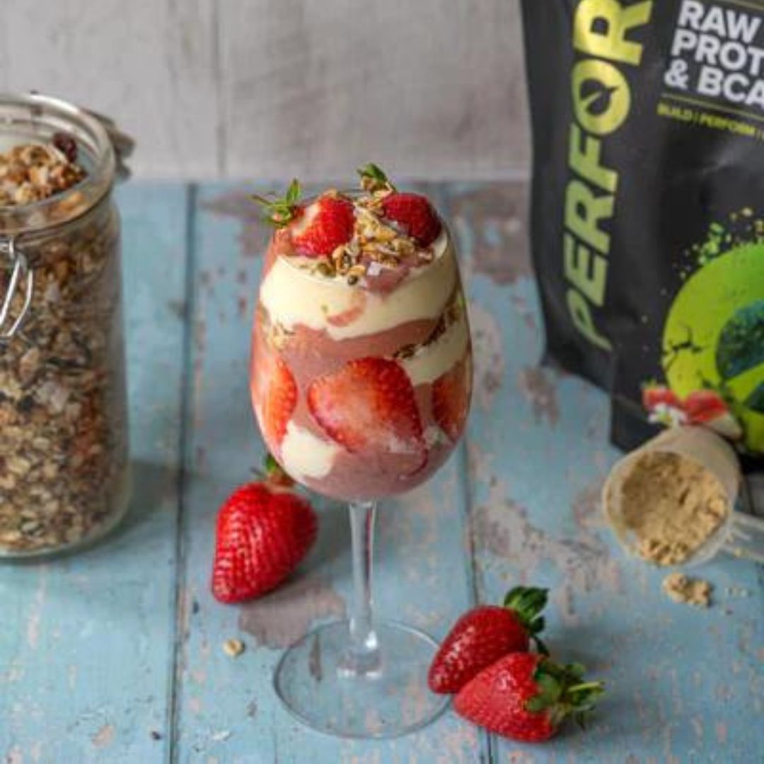 Sundae Protéiné fraise rhubarbe crumble : un Dessert Végétal aux Saveurs Exquises Sans les Calories de la Crème et du Sucre