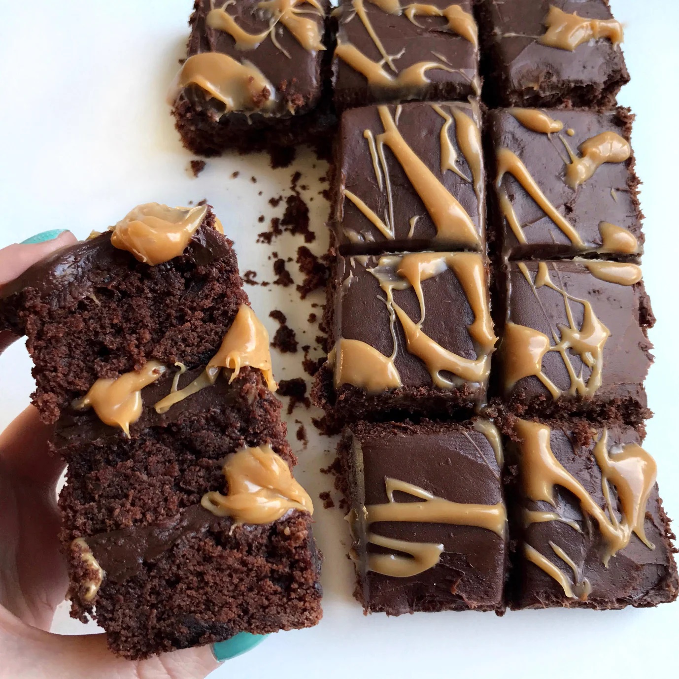 Brownie fudge protéiné au caramel salé et beurre d'amande : la recette suprême ultra moelleuse avec son glaçage fondant !