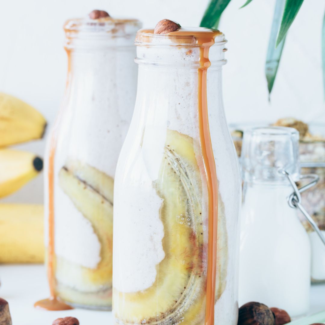 Pudding Crémeux et Protéiné à la Banane Caramélisée, servi avec sa Crème Glacée à la Vanille : un avant-goût de paradis sans le fardeau des kilos