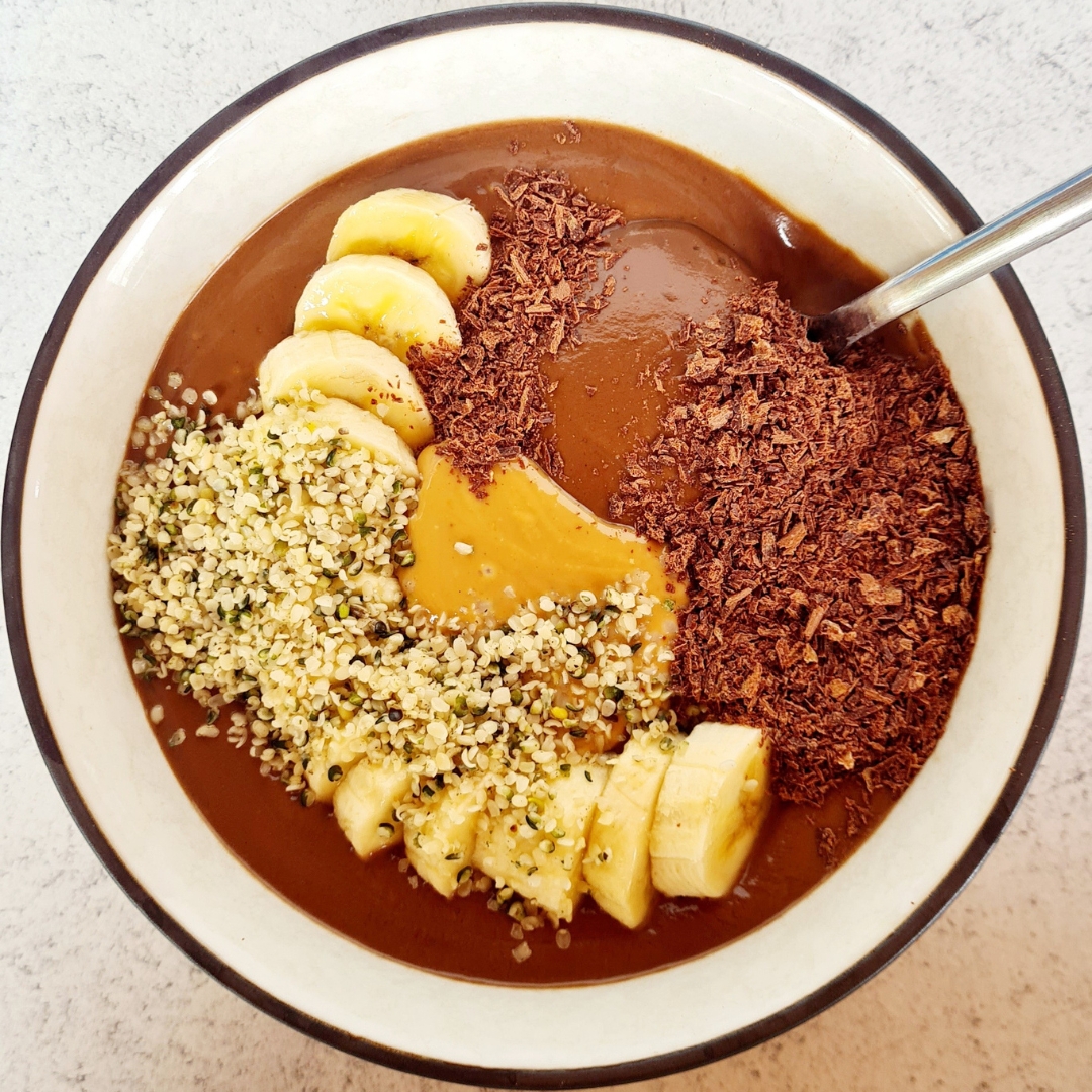 Smoothie Bowl Protéiné Crémeux à la Banane, Avocat et Chocolat : La Recette Healthy et Gourmande qui boostera votre Motivation et vous aidera à garder votre discipline intacte