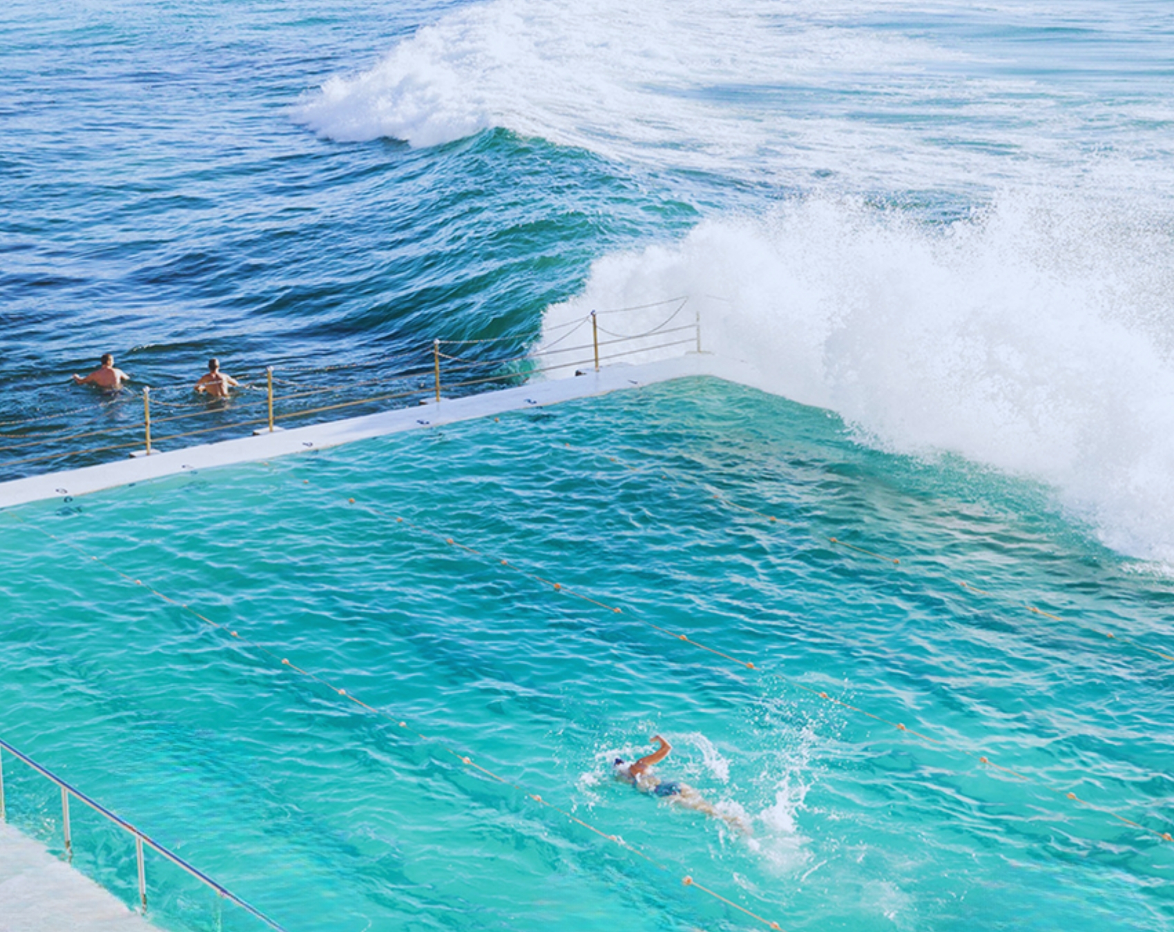 Après une séance de sport intense, plongez dans la fraîcheur du Shake Blue Bondi Iceberg qui vous transporte dans l'incroyable piscine de Bondi Icebergs