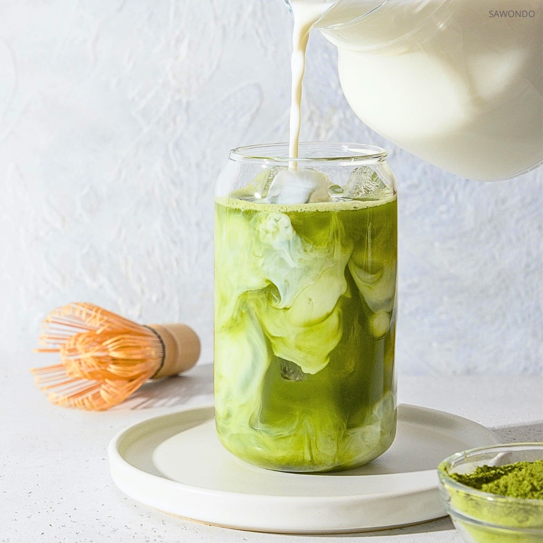 Envie de fraîcheur après l’entraînement ? Préparez la Recette du Meilleur Matcha Latte Protéiné Glacé 
