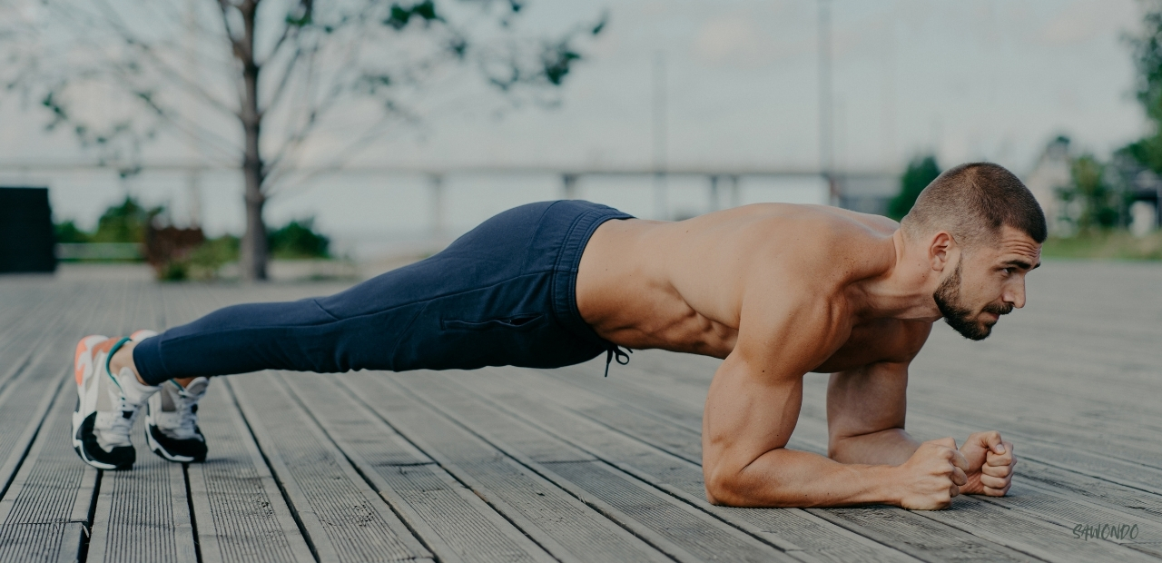 Homme sportif de plus de 40 ans gainage proteine vegetale sunwarrior