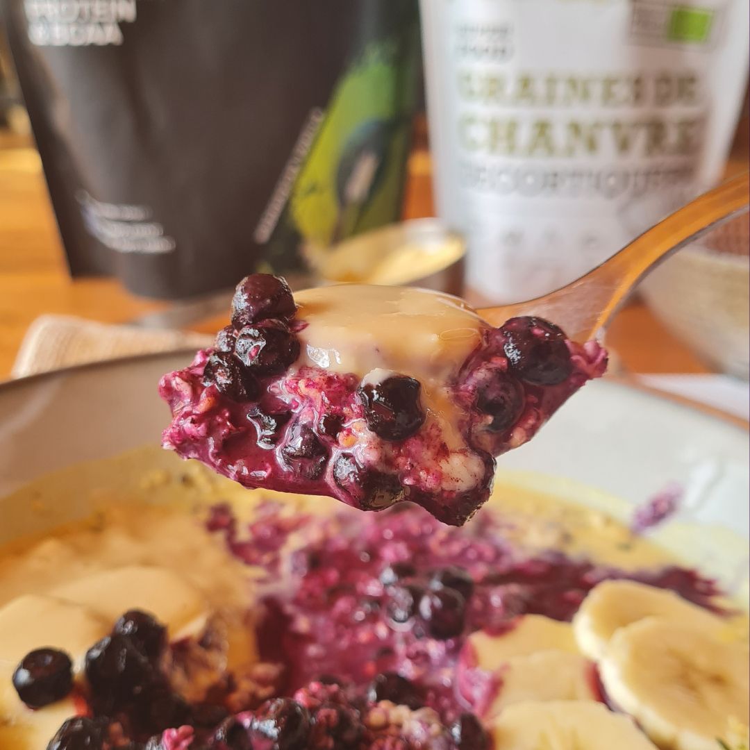 Manger sainement au ski en montagne avec le porridge d’avoine proteine overnight myrtille banane amande graines de chanvre