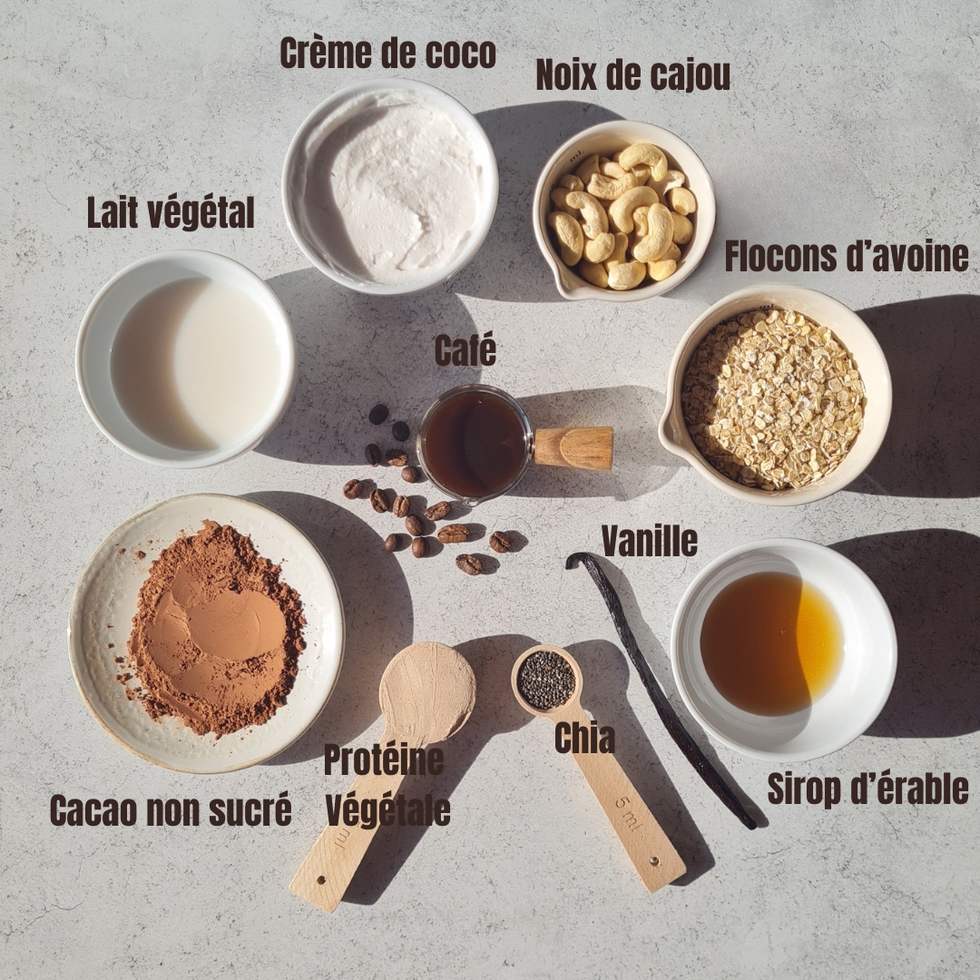 Savourez un Petit-Déjeuner Décadent avec le tiramisu protéiné vegan overnight oats
