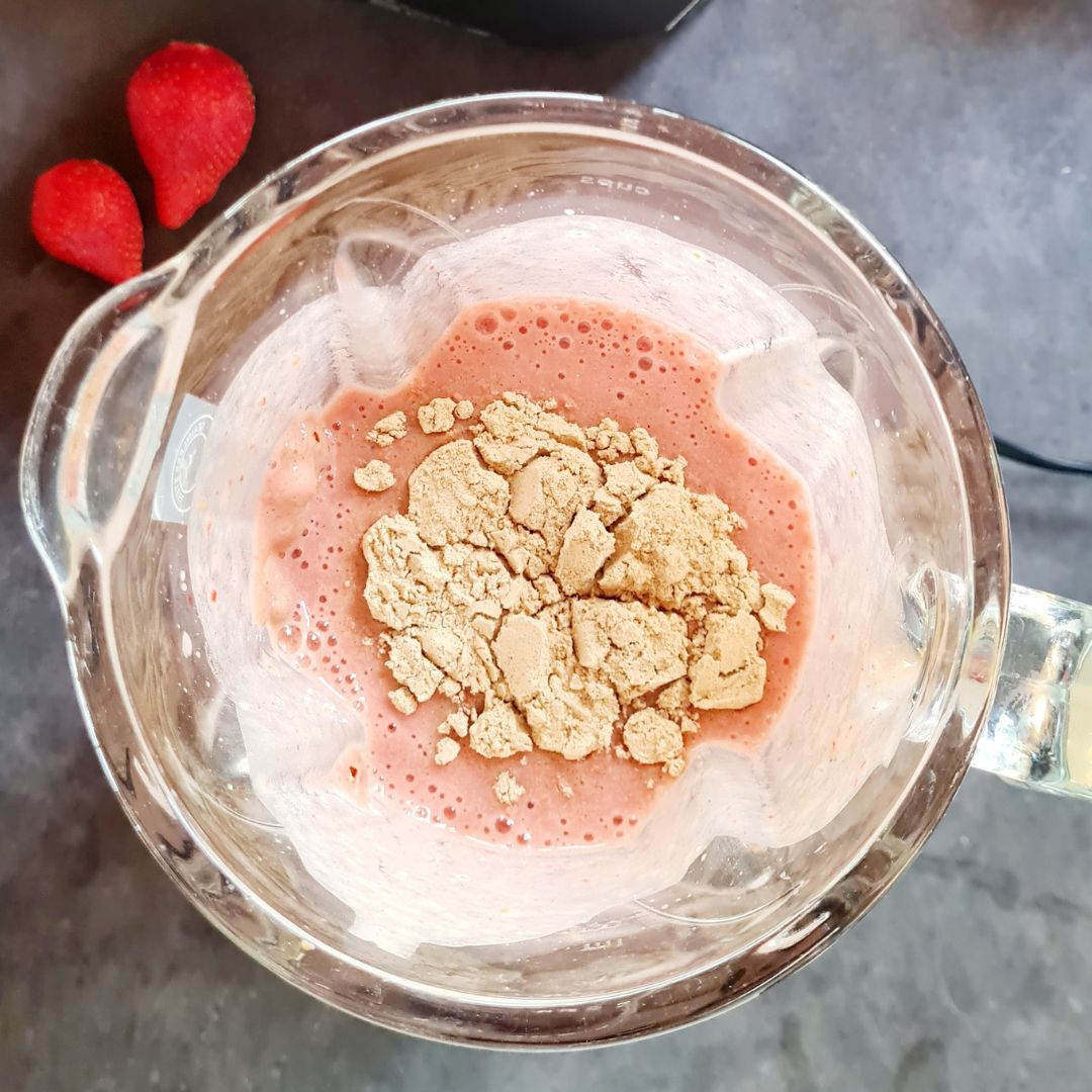Shake protéiné vegetal à la fraise vanille et sa tartelette aux fraises pistaches cru