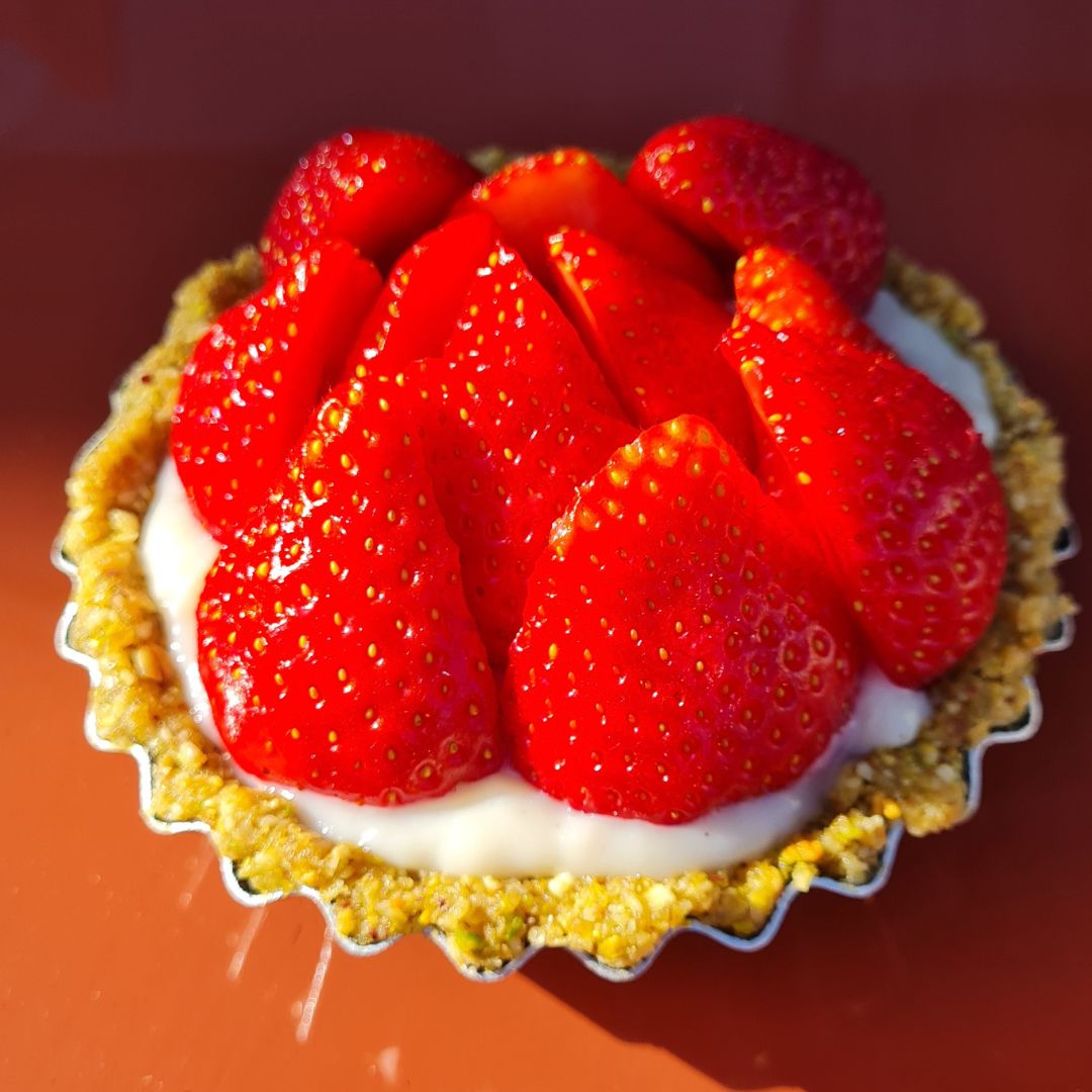 Tarte aux fraises pistaches crue sans cuisson 100% végétal sans beurre sans farine sans sucre
