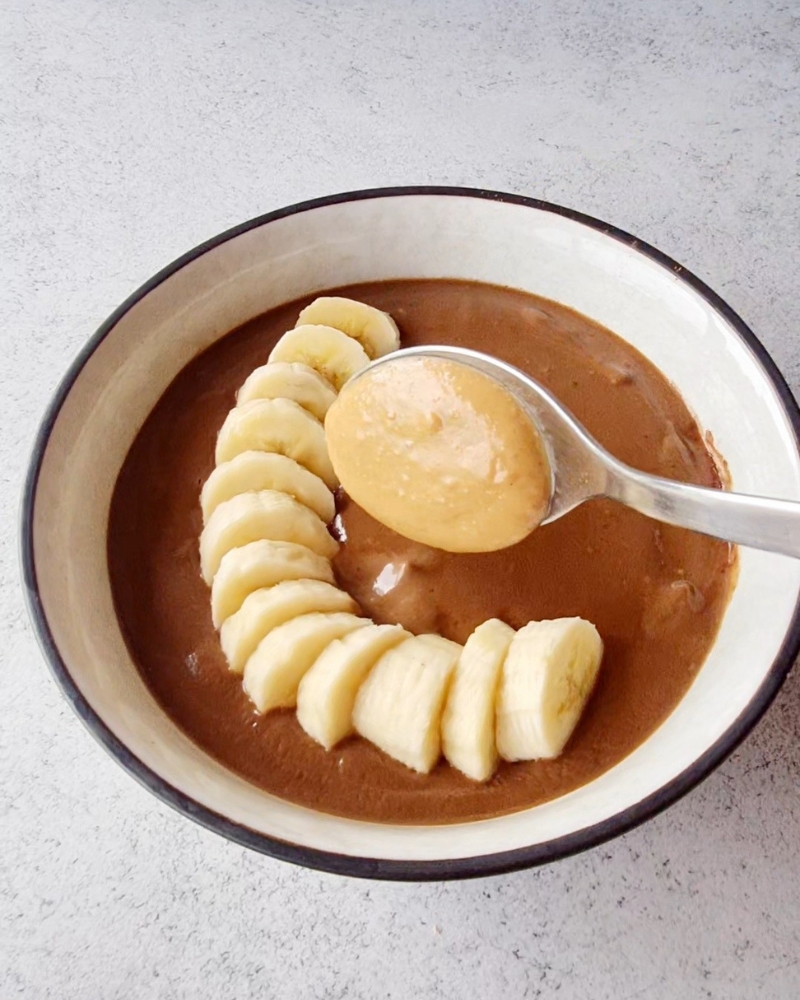Topping du smoothie bowl protéiné crémeux à la banane, avocat et chocolat la recette healthy et gourmande qui boostera votre motivation et vous aidera à garder votre discipline intacte